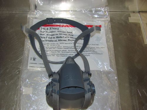 3M Half Mask Facepiece Reusable Respirator 7501/37081 Small