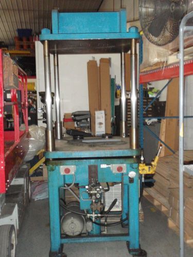 SPOTTING PRESS, HYD., 4 POST, PRESS, 30 TON, 3 FT X 3FT PLATEN, WORKS GOOD