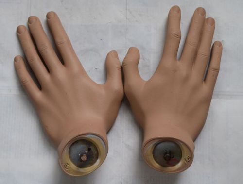 Pair of Matching Right &amp; Left Hands for Mannequin, resin, GOOD condition H62-63