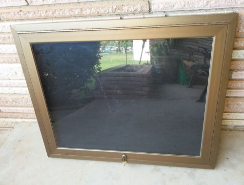 VINTAGE LOCKING ALUMINUM DISPLAY CASE WITH KEY BLACK FELT LAYOUT 32&#034; X 26&#034; X 2&#034;