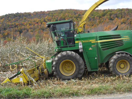 John Deere Pro Drive 7750 SPFH  Hay Head 640C  Corn Head 686