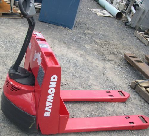 RAYMOND Pallet Jack Battery powered. 4500 lbs low usage!