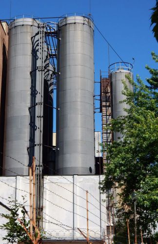 Silo storage buildings with pneumatic conveyor system