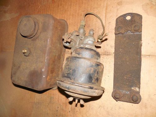 NICE ORIGINAL CARBURETOR, GAS TANK AND BRACKET BRIGGS STRATTON ENGINE  EARLY