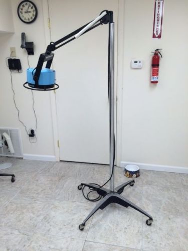 2 veterinarian surgery lights