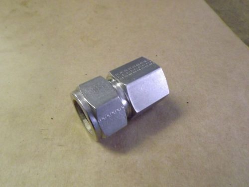 Duolok ISSD12FC8 / Swagelok 1210-7-8 Stainless Tube fitting 3/4 X 1/2 Female NPT