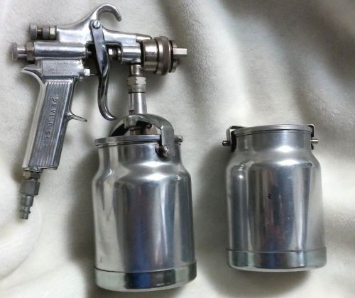 New old stock devilbiss type mbc  air spray gun with nozzle 30 and 2  1 qt cups. for sale