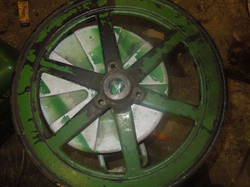 John Deere 1 1/2 Hp Hit Miss  Engine  pulley side flywheel nice look