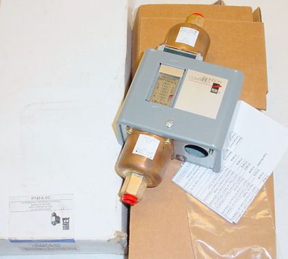 JOHNSON CONTROLS P74 SERIES DIFFERENTIAL PRESSURE CONTROLS TEMP CONTROLS NEW