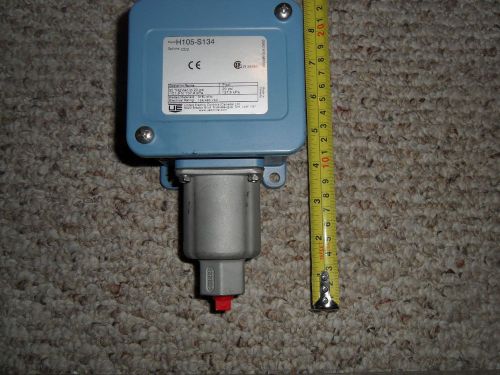 UE 105 Series NEMA 4X Pressure Switch  H105-S134 30&#034; HgVac to 20 PSI New