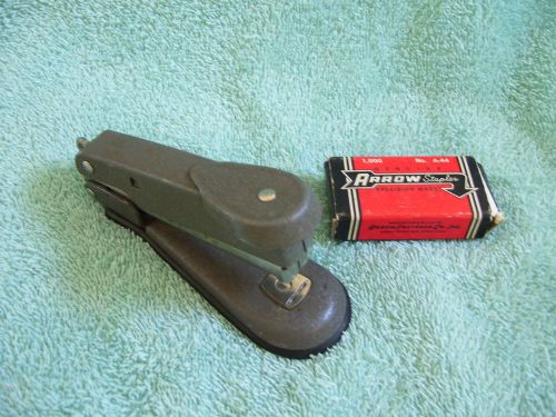 Vintage ARROW STAPLER 1940s No Model # WWII War Era Plunger Load + STAPLES A-44