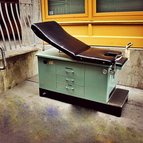 Ob/Gyn Medical Exam Table Examination Doctor w/ Stirrups Tattoo wax sugar seat