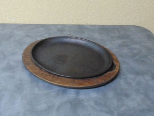 Cast iron griddle lodge josh oval cast iron with wood under-liner 13.5&#034; x 10&#034; for sale