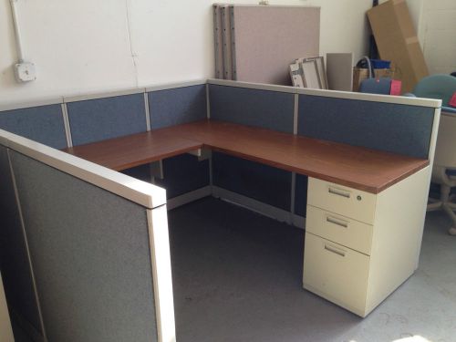 Cubicle/partition by steelcase avenir 6ftx6ft for sale