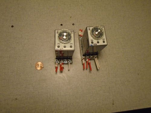 IDEC GT3A-1AF20 Electronic Timer with SR2P-06 Base Lot of 2