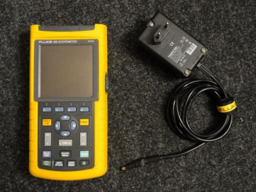 Digital oscilloscope multimeter ScopeMeter FLUKE 123 with 2 probes