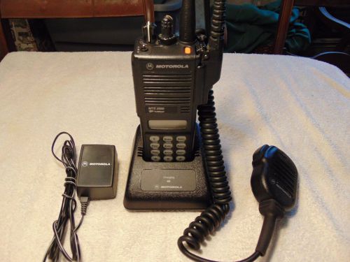 Motorola mts2000 w/ mic, battery charger - h01uch6pw1bn 800mhz flashport radio 5 for sale