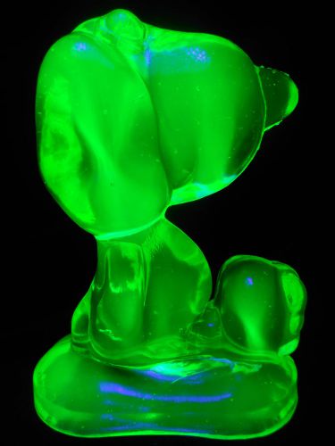 Green Vaseline uranium glass Snoopy dog paperweight puppy yellow peanuts figure