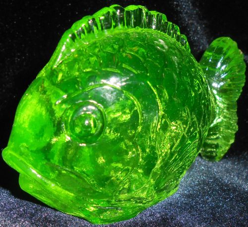 Green Vaseline glass Fish firgurine uranium yellow sea / glow canary paperweight