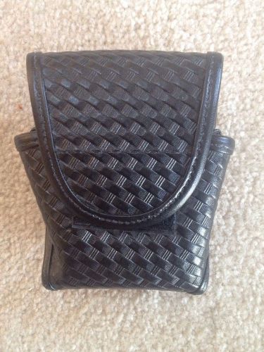 Uncle Mike&#039;s Sidekick Single Handcuff Case - Black- Basketweave Pattern