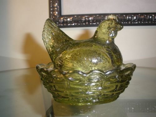 Vintage Olive Green Glass Nesting Chicken Hen On Basket Salt Cellar Candy Dish