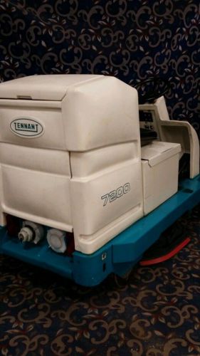 Tennant 7200 ride on floor scrubber