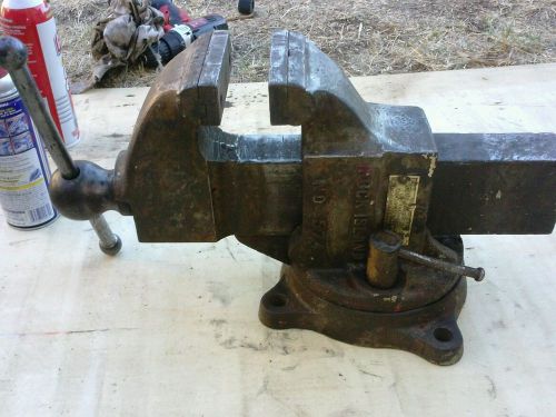 Vise ( mechanic bench swivel vise). Rock Island NO.574. No cracks and jaws meet.