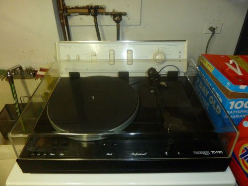 Black Thorens TD 520 Professional 3-Speed Precision Belt-Drive Turntable