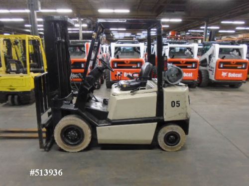 Forklift pneumatic fork truck yale 5000 lb cap triple mast sideshift for sale