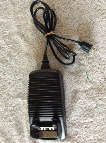 Motorola JEDI Series HT1000 MT2000 MTS2000 CHARGER Model AA1674O w/ Power Cord