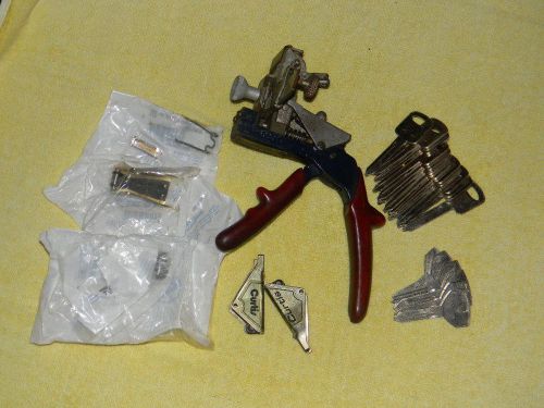 CURTIS INDUSTRIES MODEL 15 AUTOMOTIVE KEY STAMPING TOOL + PARTS + KEYS Y157 H75