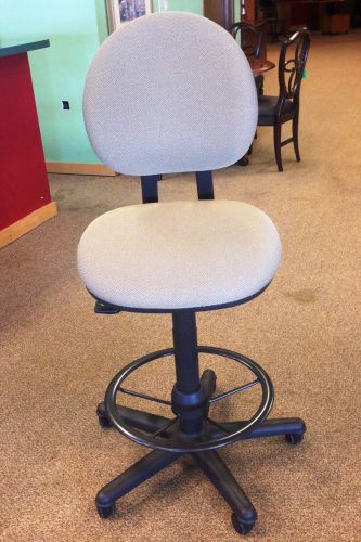 STEELCASE CRITERION ARMLESS TASK ADJUSTABLE HEIGHT STOOL TAN BEIGE FABRIC