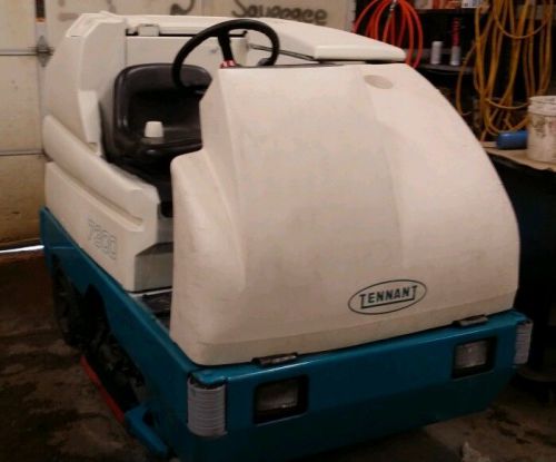 Tennant 7300 40&#034; ride on floor scrubber