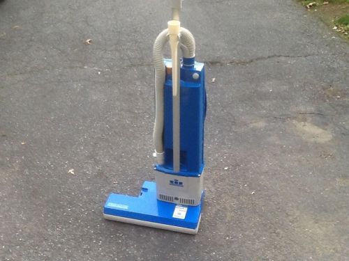 Windsor Versamatic VS18 Vacuum upright real nice cond.