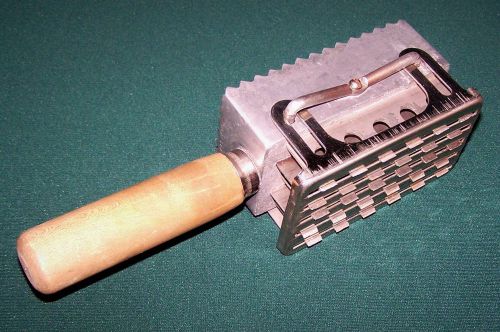 VINTAGE HEAVY DUTY ALUMINUM MEAT TENDERIZER