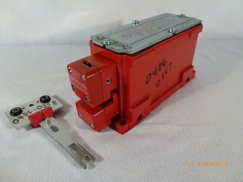 Schmersal Elan TKF90 Solenoid latching keyed safety interlock 24V DC Unused Red