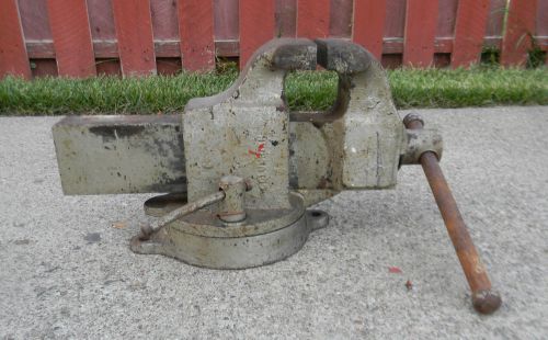 Vintage Columbian Bench Vise No. 605 5&#034; Jaws Swivel Base