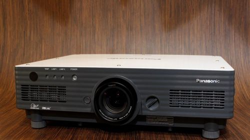 PANASONIC PT-D4000 4000 LUMEN DLP XGA LAN EVENT VENUE PROJECTOR - WORKS PERFECT