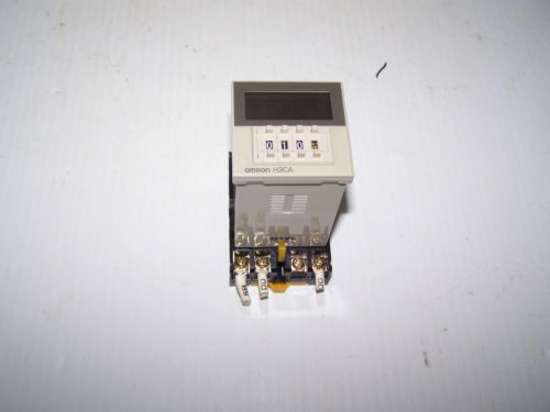 OMRON INDUSTRIAL TIMER H3CA-8 W/ P2CF-08 BASE TERMINAL