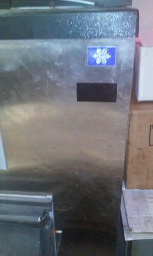 Manitowoc 1600lb ice machine with bin. Remote unit great shape