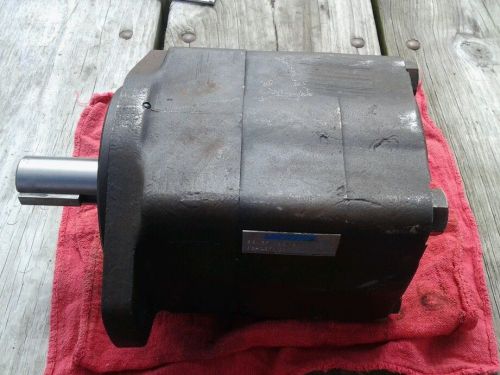 Vickers hydraulic pump 35v25a 1c22.  02-137124