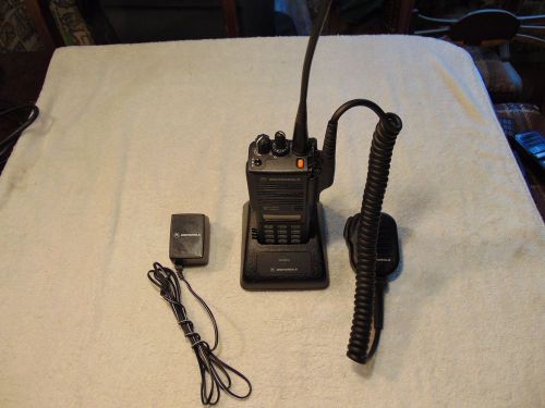 Motorola mts2000 w/ mic, battery charger - h01uch6pw1bn 800mhz flashport radio 3 for sale