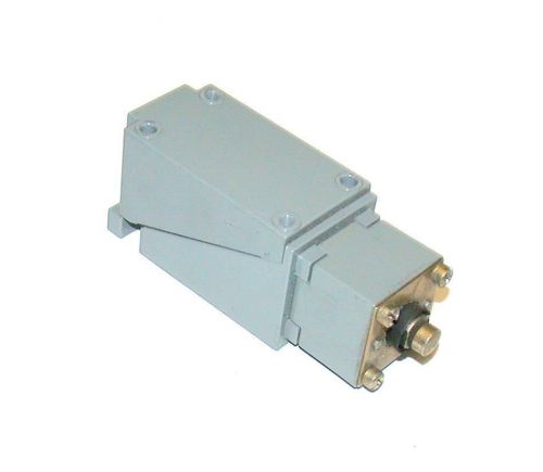 ALLEN BRADLEY OIL TIGHT LIMIT SWITCH   MODEL 802T-DP