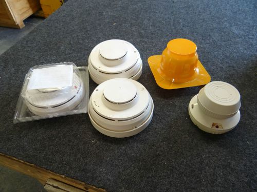 Lot of 5 Smoke Detectors / 3 Siemens Pyrotronics DI-B3H / 2 System Sensor 1451