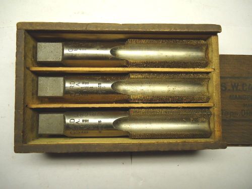 VINTAGE S.W. CARD MAN&#039;F&#039;G CO. THREE 1-1/8&#034;-18 NS +.0025&#034; TAPS W/ WOODEN BOX