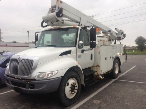 2003 International 4300 bucket truck w/ material handler