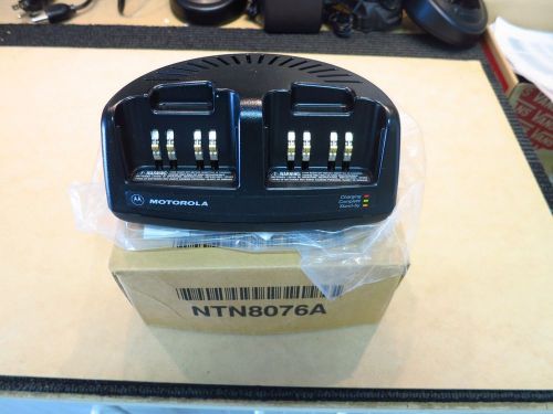 Motorola Visar dual desktop charger NTN8076A ***NEW***