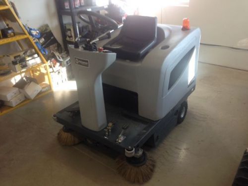 ADVANCE TERRA 4300B FLOOR SWEEPER/ 74 HOURS/ 81,350 SQ/F per Hour