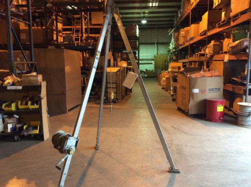 (1 DBI SALA ) 8000010 - DBI Sala 9&#039; Aluminum Tripod e WITH 60&#039; Salalift Winch