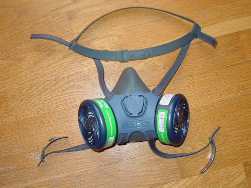 Moldex(TM) 7000 Series Half Mask, M 7002 with 2-niosh moldex part 7400